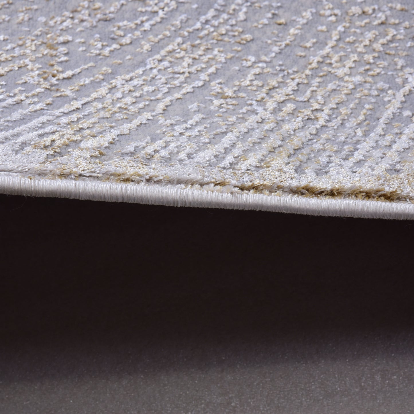 L.Grey/Gold Traditional Carpet